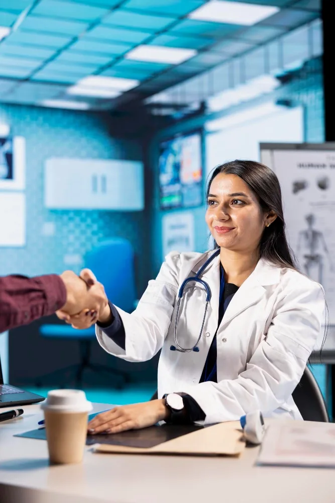 Médica de jaleco branco apertando mão · abertura de PJ médica com a PleniHub