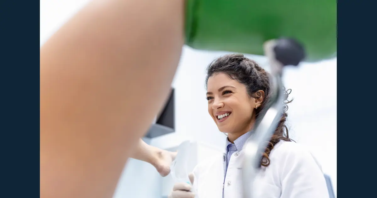 Médica em clínica médica moderna · Como Abrir Clínica Médica em São José dos Campos 2026 PleniHub