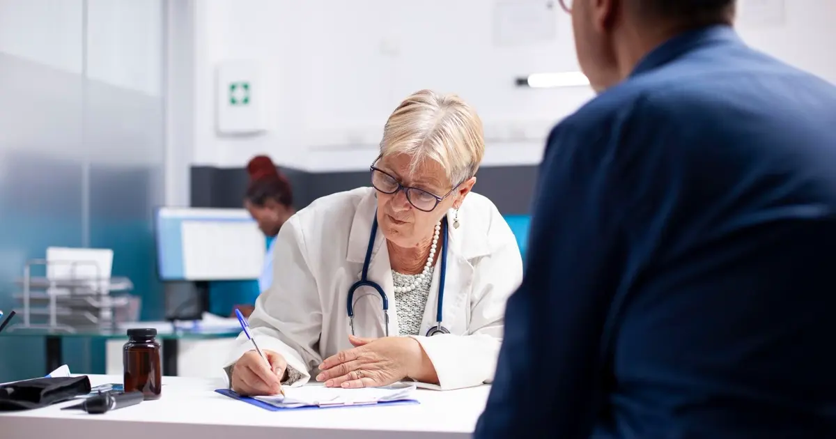 Médico assinando contrato de trabalho CLT em clínica · PleniHub Contabilidade