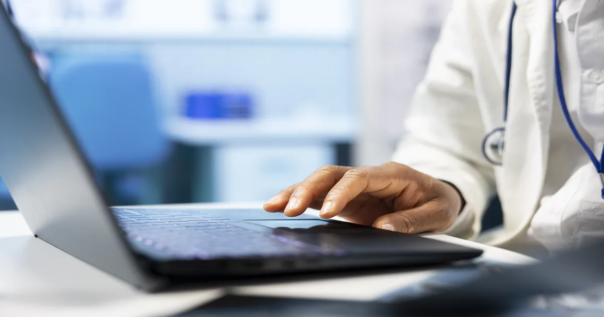 Médico emitindo nota fiscal médica pelo portal da prefeitura em 2026
