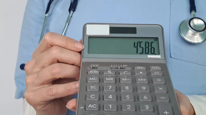 Médico PJ analisando o DAS do Simples Nacional em um tablet, com gráficos e números sobre tributação.
