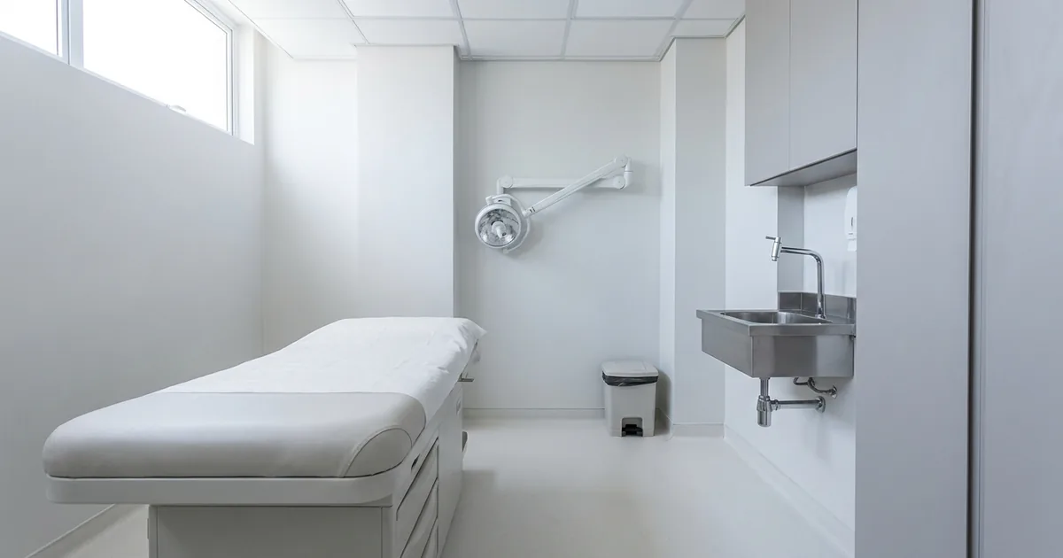 Sala de procedimentos de clínica médica e documentação sanitária usada para comprovar os requisitos da equiparação hospitalar