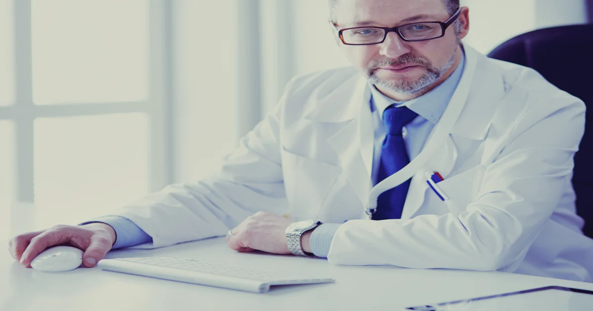 Médico planejando estratégias tributárias para aumentar o Fator R