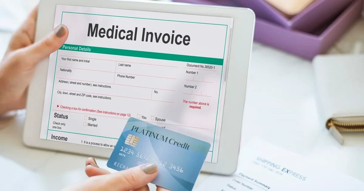 Gestora de clínica analisando inadimplência · PleniHub Contabilidade para Clínicas