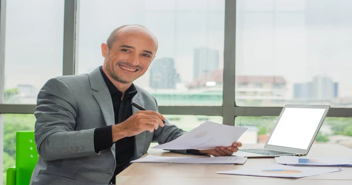 Médico analisando gráficos financeiros, representando a escolha entre pró-labore e dividendos para otimização tributária em 2026.