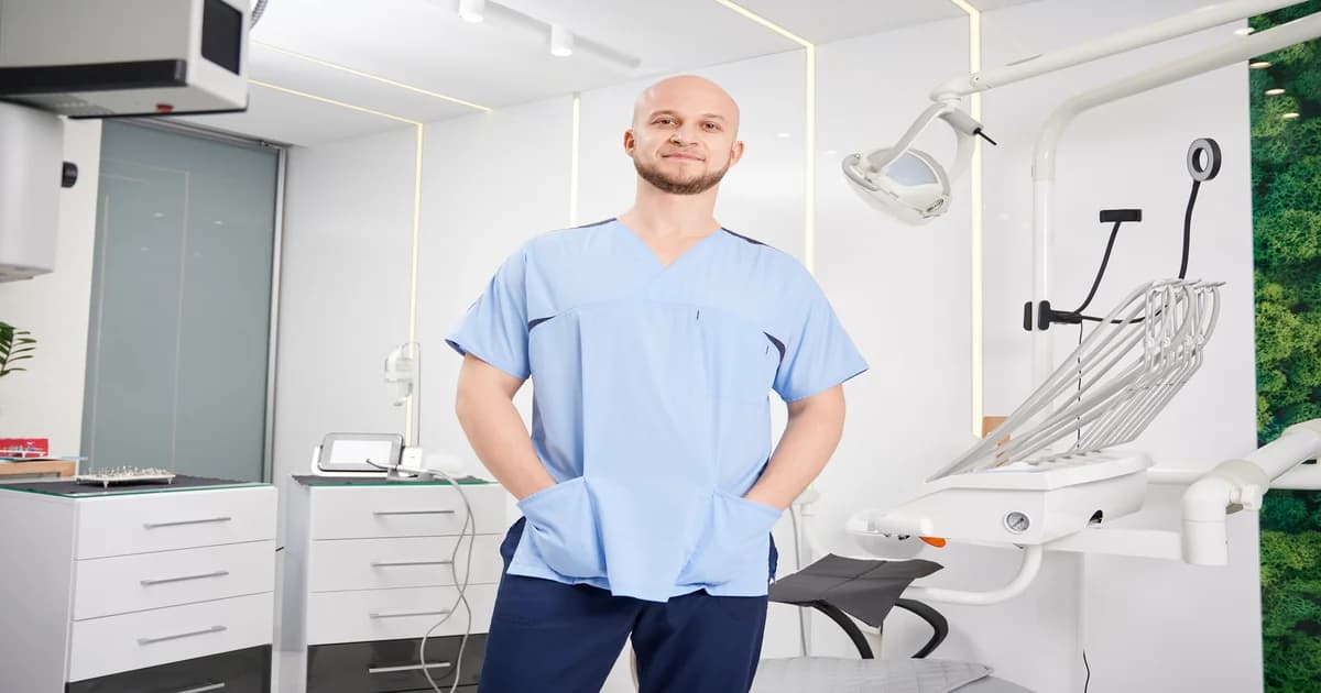 Dentista em clínica odontológica · Simples Nacional para Dentistas PleniHub