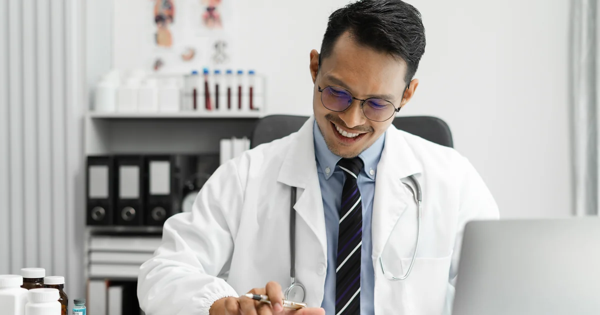 Médico com jaleco branco e estetascópio calculando impostos · Simples Nacional para Médicos 2026 PleniHub