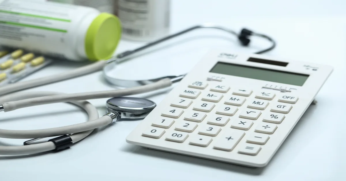 Médico PJ calculando o Fator R em um tablet, com gráficos de crescimento e notas fiscais ao fundo, simbolizando a otimização tributária no Simples Nacional.