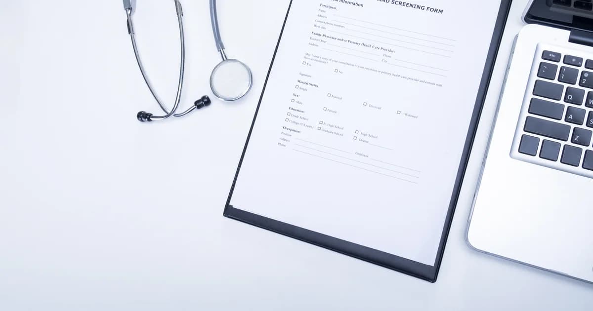 Médico revisando documentos de registro do CNPJ · CNAE Médico 2026 PleniHub