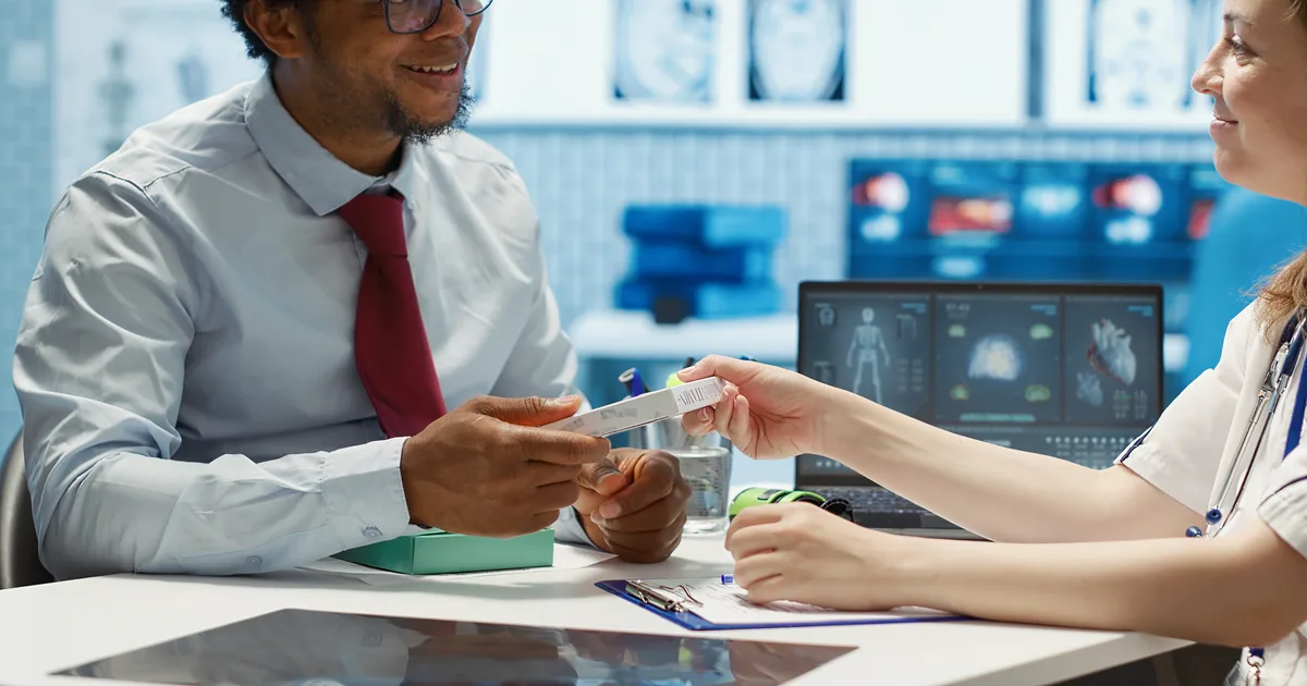 Médico PJ calculando contribuição ao INSS sobre pró-labore em 2026