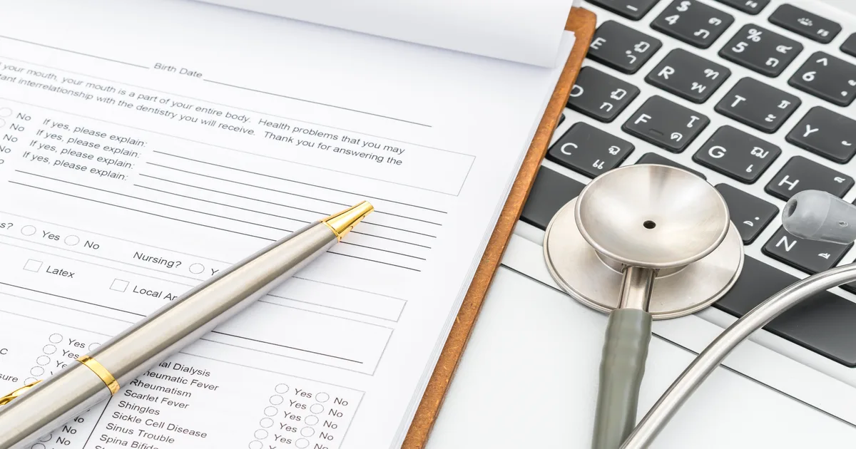 Médico listando todas as deduções permitidas no IRPF 2026