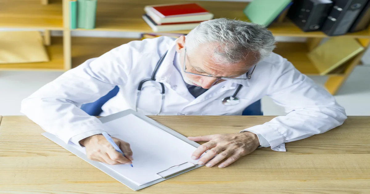 Médico preenchendo a DMED 2026 no computador
