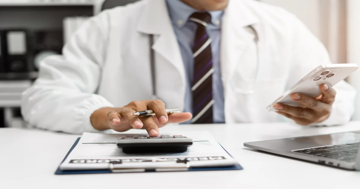 Médico analisando gráficos do Fator R no Simples Nacional