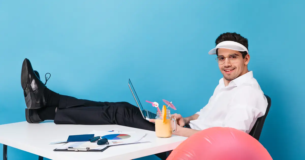 Médico planejando férias com segurança financeira · PleniHub Contabilidade para Clínicas