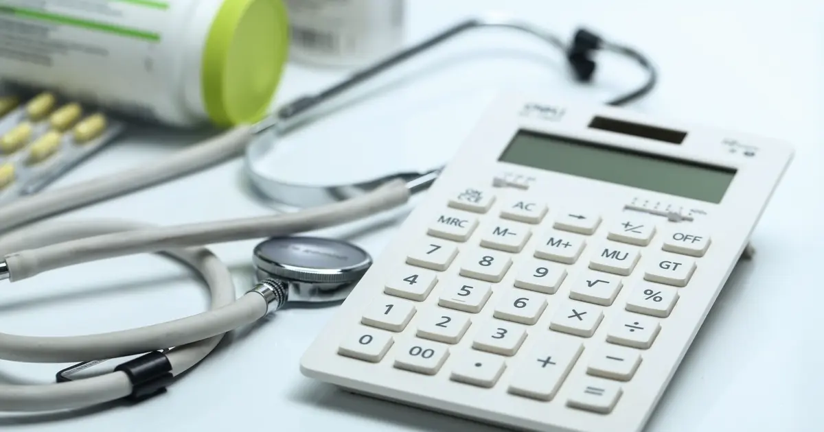 Contador calculando folha de pagamento de clínica médica · PleniHub Contabilidade