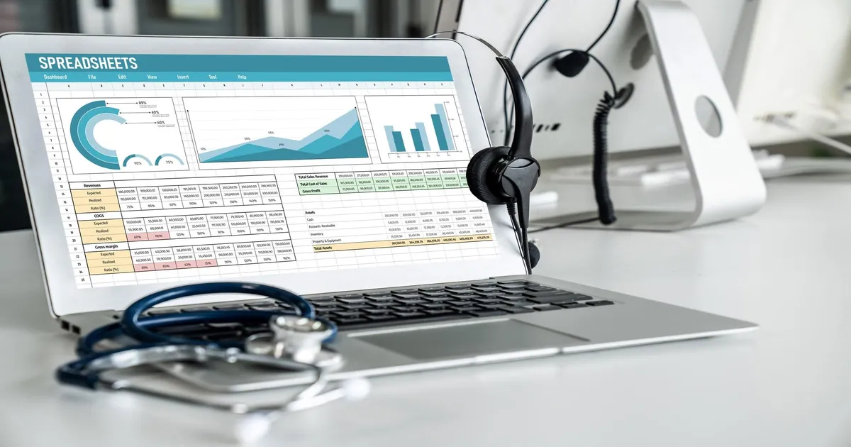 Gestora de clínica médica revisando o fluxo de caixa e a DRE · gestão financeira para clínica médica com a PleniHub