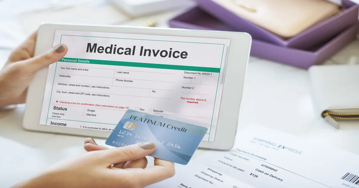 Médico emitindo nota fiscal eletrônica em um computador, simbolizando a digitalização e conformidade fiscal para especialistas da saúde.