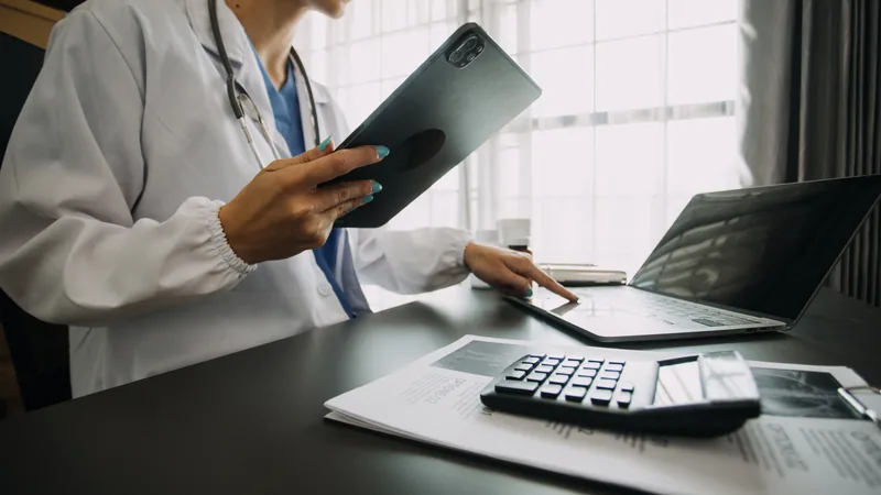 Simulação Tributária para Médico PJ: Como Pagar Menos · PleniHub Contabilidade