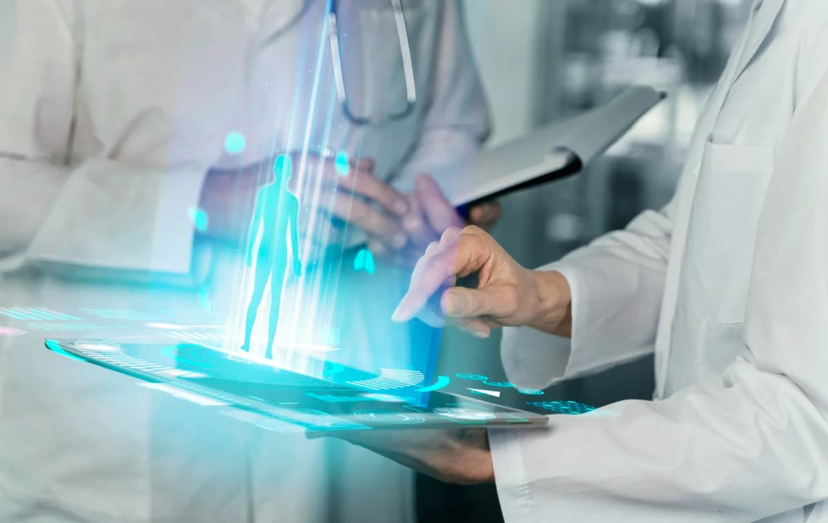 Médico com holograma · Visão PleniHub